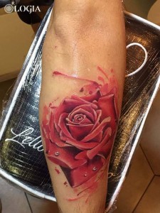 tatuaje-brazo-rosa-logia-barcelona-lello-sannino 